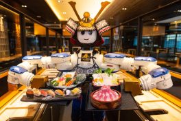 Robot Waiters Efficiently Conquer Service Industry, Thai Food