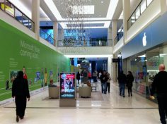 Microsoft Gears Up For Head-To-Head Combat With Apple at the Mall of America