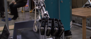 Eat Your Heart Out, Kinect – Robot Arm Mimics Your Gestures