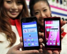 Move over, Apple. Samsung is shipping more smartphones.