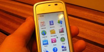 Advertising has yet to catch up to time spent on mobile phones