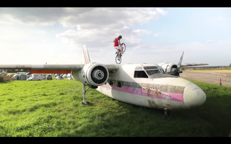There_ain’t_no_party_like_a_road_bike_party