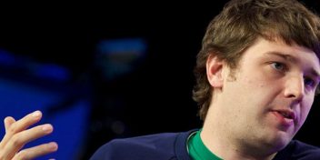 Should Groupon founder Andrew Mason keep his job?